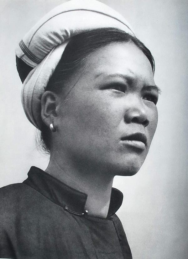 Một góa phụ miền Bắc Việt Nam, dấu hiệu với chiếc khăn vấn màu trắng trên đầu của người phụ nữ này.